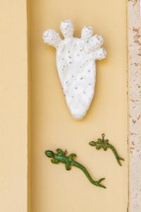 a wall with a white angel with a green branch at B&B Bellavista Gallipoli in Gallipoli