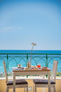 einen Tisch und Stühle auf einem Balkon mit Meerblick in der Unterkunft B&B Bellavista Gallipoli in Gallipoli