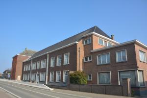 ZottegemKLOOSTERSTRAAT40的城市街道上的红砖建筑