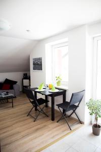 Weitenegg的住宿－Haus am Donausee (House at the Danube Lake Beach)，一间用餐室,配有黑色的桌子和椅子