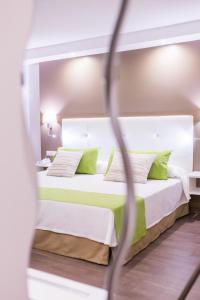Łóżko lub łóżka w pokoju w obiekcie Hotel RF San Borondon