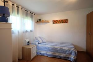 a bedroom with a bed and a window at TURISMe RURAL EMPORDA in Torroella de Montgrí