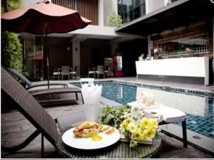 曼谷的住宿－暹羅思瓦納酒店，一张桌子,旁边是一张盘子的食物