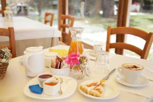 een tafel met borden en kopjes koffie bij Agriturismo la Gioia in Scansano