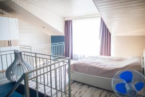 ヤンタルヌイにあるFriday Apartmentsのベッドルーム(ベッド1台付)、バルコニーが備わります。