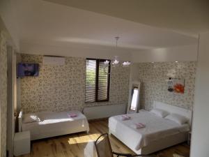 1 Schlafzimmer mit 2 Betten und einem Fenster in der Unterkunft guesthouse 26 in Mzcheta