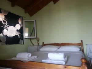 Postel nebo postele na pokoji v ubytování Douskas Place