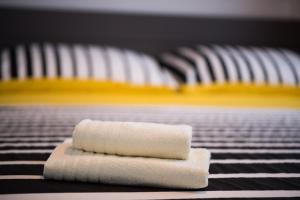 una pila di asciugamani poggiata sopra una macchina di Apartment SARA a Krk