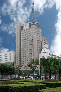 ein großes Gebäude mit einer Antenne darüber in der Unterkunft Aurum International Hotel Xi'an in Xi'an