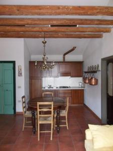 een keuken en eetkamer met een tafel en stoelen bij Ca Ballarin in Rosolina