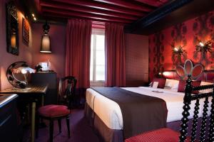 Postel nebo postele na pokoji v ubytování Hôtel Les Dames du Panthéon