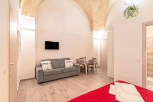 salon z kanapą i stołem w obiekcie B&B Casa di Anita w mieście Arnesano