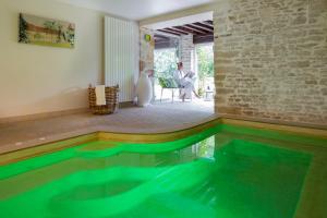Der Swimmingpool an oder in der Nähe von Château de Fleurville & Spa - Les Collectionneurs