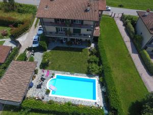 uma vista aérea de uma casa com piscina em Casa Romantica em Colico