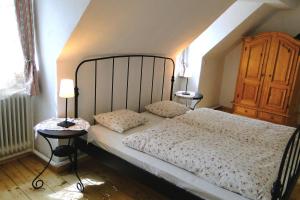 A bed or beds in a room at Rinntaverne