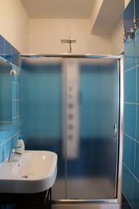 a bathroom with a shower and a sink at Appartamento mare Sirolo con garage privato in Sirolo