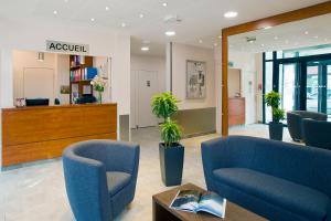 The lobby or reception area at Séjours & Affaires Clermont Ferrand Park République