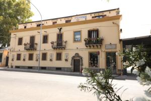 un bâtiment au coin d'une rue dans l'établissement Cannatella's Mansion, à Palerme