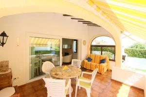 Χώρος καθιστικού στο Puerto Azul Casa Doro by CARLOSFERIEN