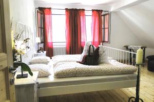 A bed or beds in a room at Rinntaverne