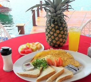 een bord eten op een tafel met een ananas bij Hotel Bocas Town in Bocas del Toro