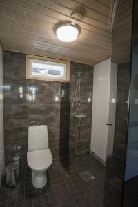 a bathroom with a toilet and a shower at Hotelli Aittaranta in Uusikaupunki