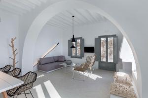 a living room with a purple couch and chairs at Sealine Villas in Tourlos