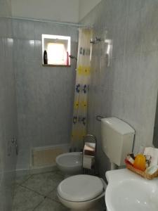 サンテーラモ・イン・コッレにあるB&B Villa Paradisoのバスルーム(白いトイレ、シャワー付)
