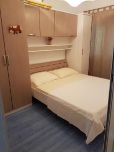 En eller flere senge i et værelse på Apartment Nina