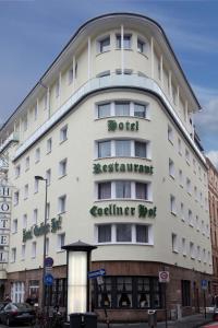un edificio blanco con las palabras acelerador de hotel raíz collier en Hotel Coellner Hof, en Colonia