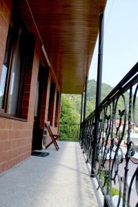 Rõdu või terrass majutusasutuses Guest House VIP