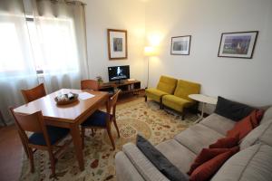 アヴェイロにあるQuiet and Central Apartmentのリビングルーム(ソファ、テーブル、椅子付)