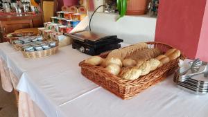 Jedlo v ubytovaní bed & breakfast alebo blízkom okolí