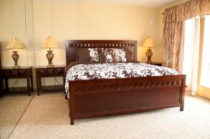 En eller flere senge i et værelse på Coliseum Ocean Resort