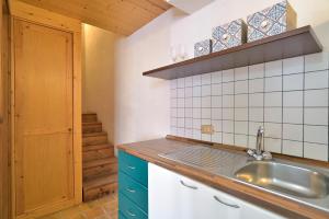 eine Küche mit einer Spüle und einer Arbeitsplatte in der Unterkunft Villa Giannina in Ispica