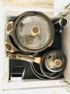 un tiroir rempli de vaisselle et un miroir dans l'établissement Casa delle Corti, à Colico