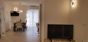 TV a/nebo společenská místnost v ubytování Apartmani Sanja
