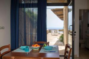 tavolo da pranzo con cesto di frutta di Il Terrazzo - Galatea casa vacanze a Gagliano del Capo