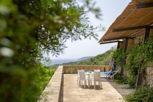 - une table et des chaises sur une terrasse avec vue dans l'établissement Il Terrazzo - Galatea casa vacanze, à Gagliano del Capo