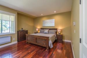 Postel nebo postele na pokoji v ubytování Luxury Penthouse Downtown Nanaimo