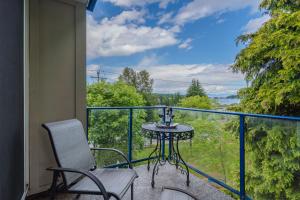 uma varanda com mesa e cadeira e vista em Luxury Penthouse Downtown Nanaimo em Nanaimo