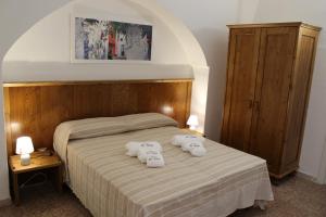 una camera con un letto con due cuscini sopra di Dimora Li Cuti a Sannicola