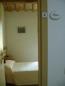 1 dormitorio con 1 cama en una habitación en Fondo Riso en Faenza
