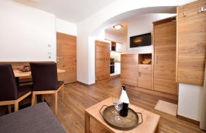 ein Wohnzimmer mit einem Tisch und einem Esszimmer in der Unterkunft Aparthotel Garni Monte in Kartitsch