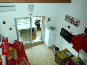 een woonkamer met een rode bank en een tafel bij t2 bord de mer au calme in Bandol