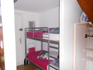 a room with two bunk beds in a room at t2 bord de mer au calme in Bandol