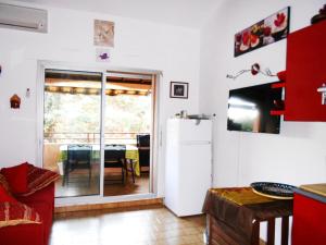 Il comprend une cuisine équipée d'un réfrigérateur et une salle à manger avec une table. dans l'établissement t2 bord de mer au calme, à Bandol