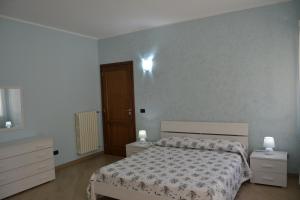 Ein Bett oder Betten in einem Zimmer der Unterkunft Il Terrazzo su Pizzo