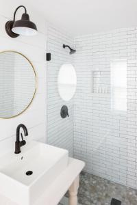 法爾茅斯的住宿－The Coonamessett，白色的浴室设有水槽和镜子