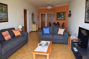 uma sala de estar com dois sofás e uma mesa de centro em Mediterranean Breeze em Limassol